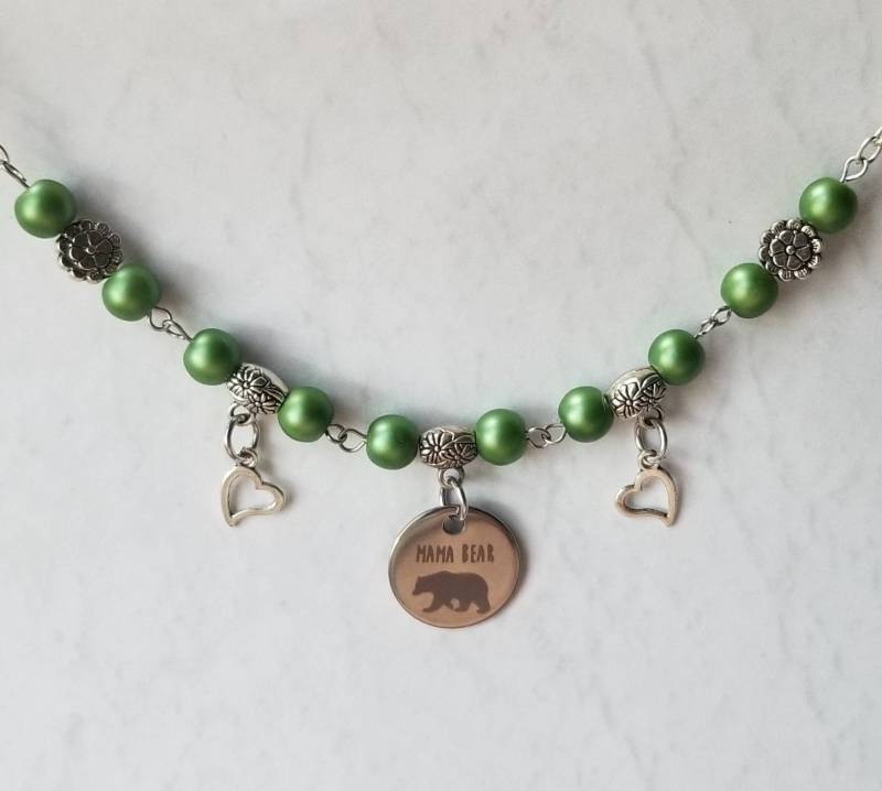 Mama Bear Pride Halskette, Bär Schmuck, Lgbt Regenbogen Edelstahl, Grüne Matte Glasperlen, Unikat von WhitePeachCottage