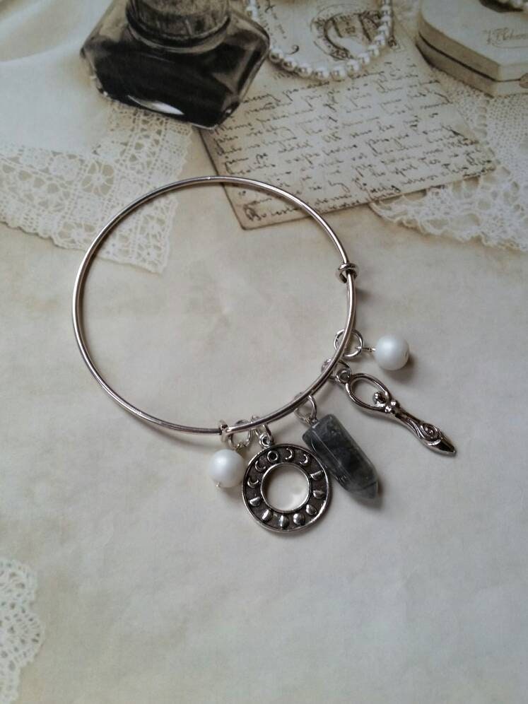Pagan Charm Armreif, Erweiterbarer Silber Armband, Wicca Schmuck, Matches Hexenleiter, Glasperlen, Edelstein von WhitePeachCottage