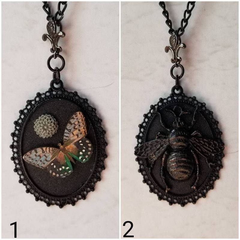 Schwarze Hummel Anhänger, Dahlien Und Schmetterling Bienenkette, Goth Bee Schmuck, Lasercut Halskette, Einzigartige Geschenkidee, Ooak Schwarze Hummel Anhänger, Dahlien Und Schmetterling Bienenkette, Goth Bee Schmuck, Lasercut Halskette, Einzigartige Geschenkidee, Ooak von WhitePeachCottage