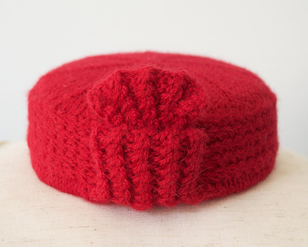 Sample Sale - Gestrickte Pillbox Mütze, Rote Strickmütze, Geschenk Für Sie Sample Sale - Gestrickte Pillbox Mütze, Rote Strickmütze, Geschenk Für Sie von WhitePurls