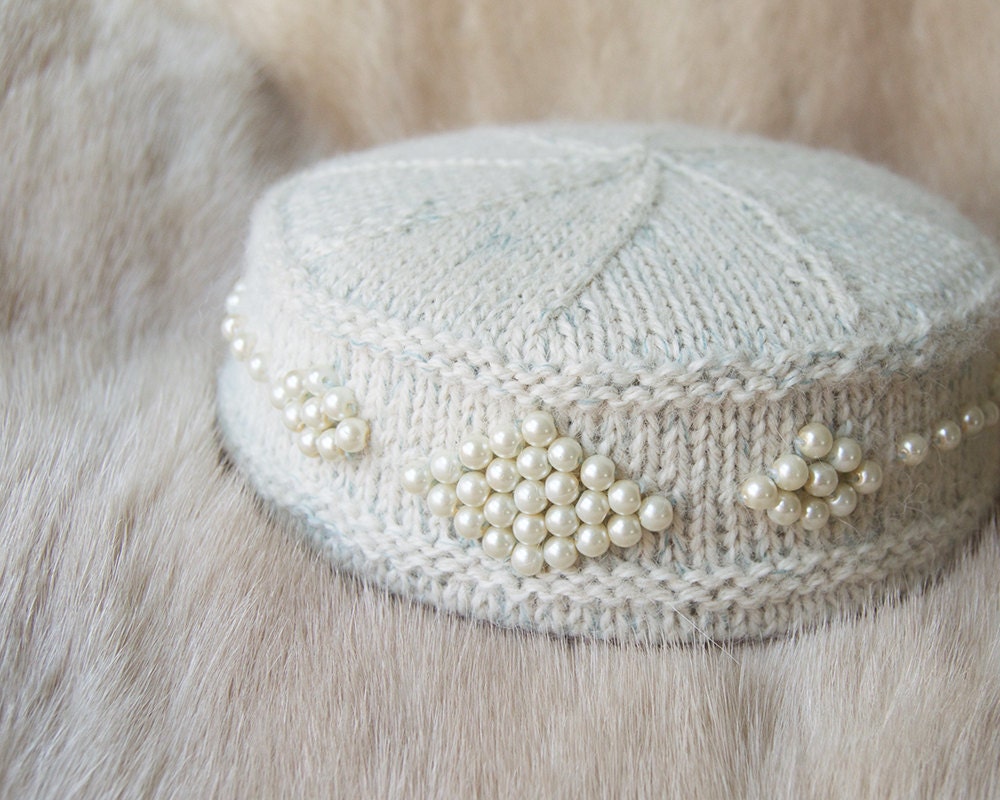 Sample Sale - Pillbox Hut Mit Perlen in Off White, Braut Kopfschmuck, Couture Millinery, Art Deco Sample Sale - Pillbox Hut Mit Perlen in Off White, Braut Kopfschmuck, Couture Millinery, Art Deco von WhitePurls