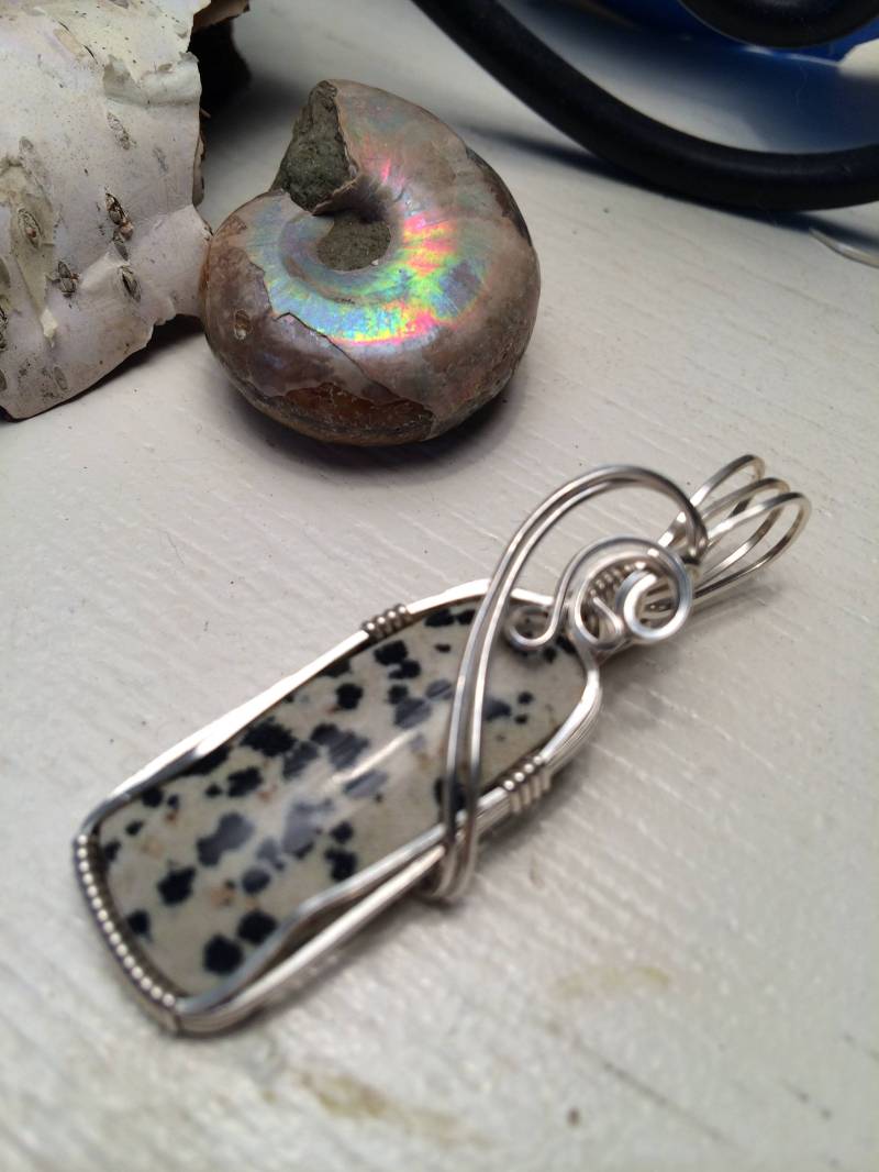 Dalmation Jaspis Sterling Silber Draht Gewickelt Anhänger, Kunsthandwerker Schmuck, Metallschmied Dalmation Jaspis Sterling Silber Draht Gewickelt Anhänger, Kunsthandwerker Schmuck, Metallschmied von WhiteSpiritGemSmith