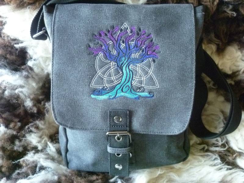 Baum Des Lebens Tasche, Tablet Ipad Vintage Gewaschener Canvas, Gepolstertes Fach Schultertasche, Baumwoll Canvas Tasche von WhiteWizardPurpleElf