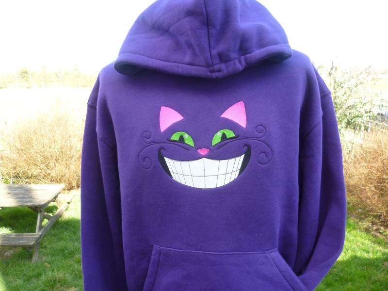 Cheshire Cat Pullover Hoodie, Glow in The Dark Lächeln Bestickter Hoodie von WhiteWizardPurpleElf