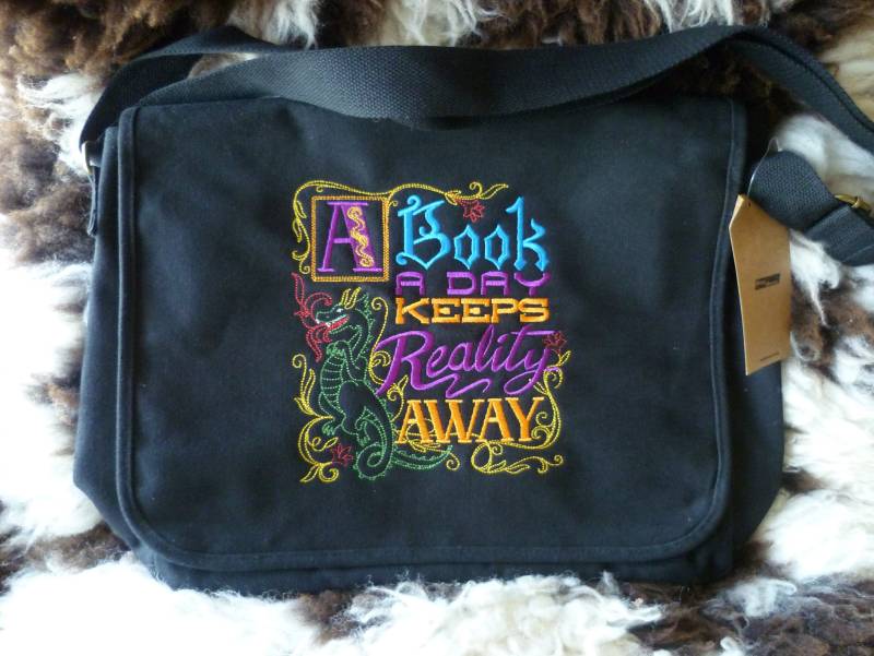 Drachen Umhängetasche Mit Buch Spruch, Lesetasche, Ein Am Tag Hält Die Realität Fern, Bücherwurm Canvas Tasche, Schultertasche Bestickt 100% von WhiteWizardPurpleElf