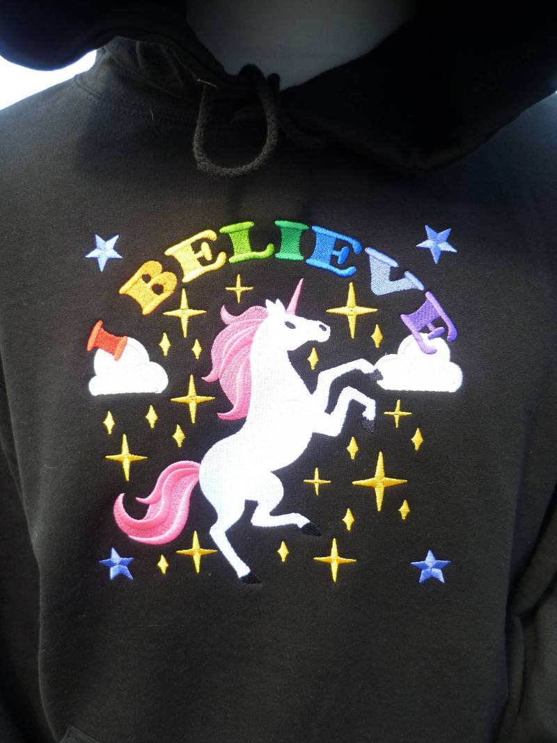 Einhorn Hoodie, Bestickter Hoodie Mit "I Believe" Spruch, Xs - 5Xl von WhiteWizardPurpleElf