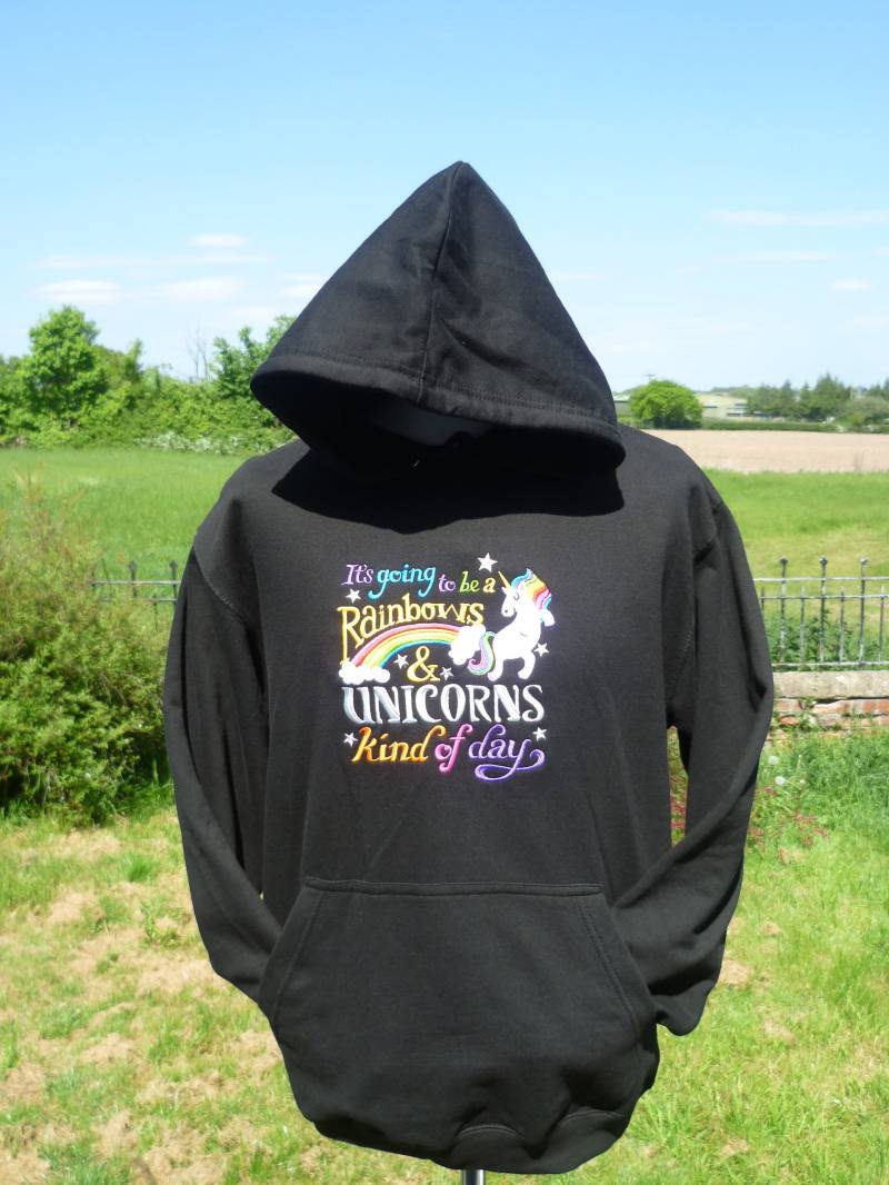 Einhorn Hoodie, Regenbogen Und "It Es Going To Be A Rainbows & Unicorns Kind Of Day" Bestickter von WhiteWizardPurpleElf