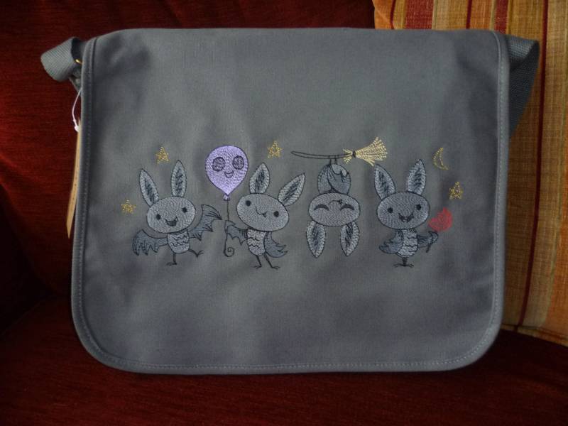 Fledermaus Tasche, Messenger Baumwoll Canvas Schultertasche, Gestickte Fledermäuse von WhiteWizardPurpleElf