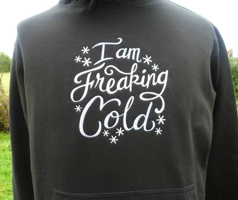 Freaking Cold Hoodie, Slogan Winter Bestickter Hoodie "I Am Cold" 5xl von WhiteWizardPurpleElf