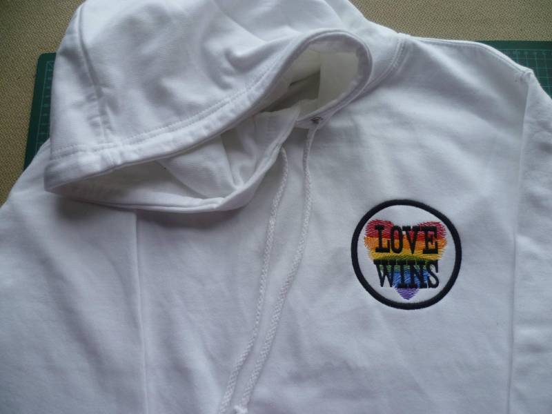 Liebe Gewinnt Hoodie, Bestickter Regenbogen Stolz Hoodie. Lgbtq, Gay Pride, Kapuzenpullover Lgbt+, Größen Xs - 5Xl von WhiteWizardPurpleElf