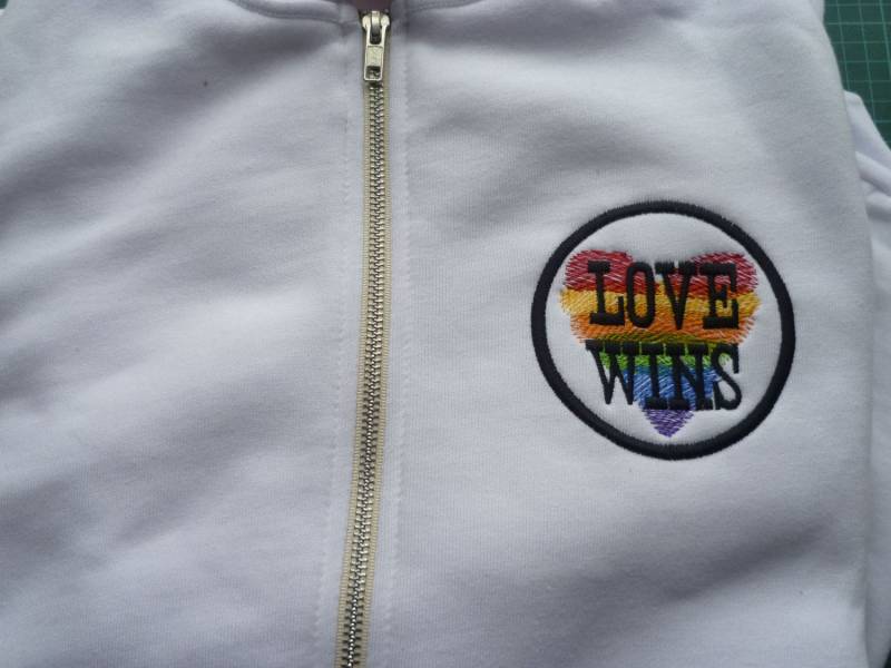 Love Wins Hoodie, Bestickter Pride Zoodie, Lgbtq Hoodie von WhiteWizardPurpleElf