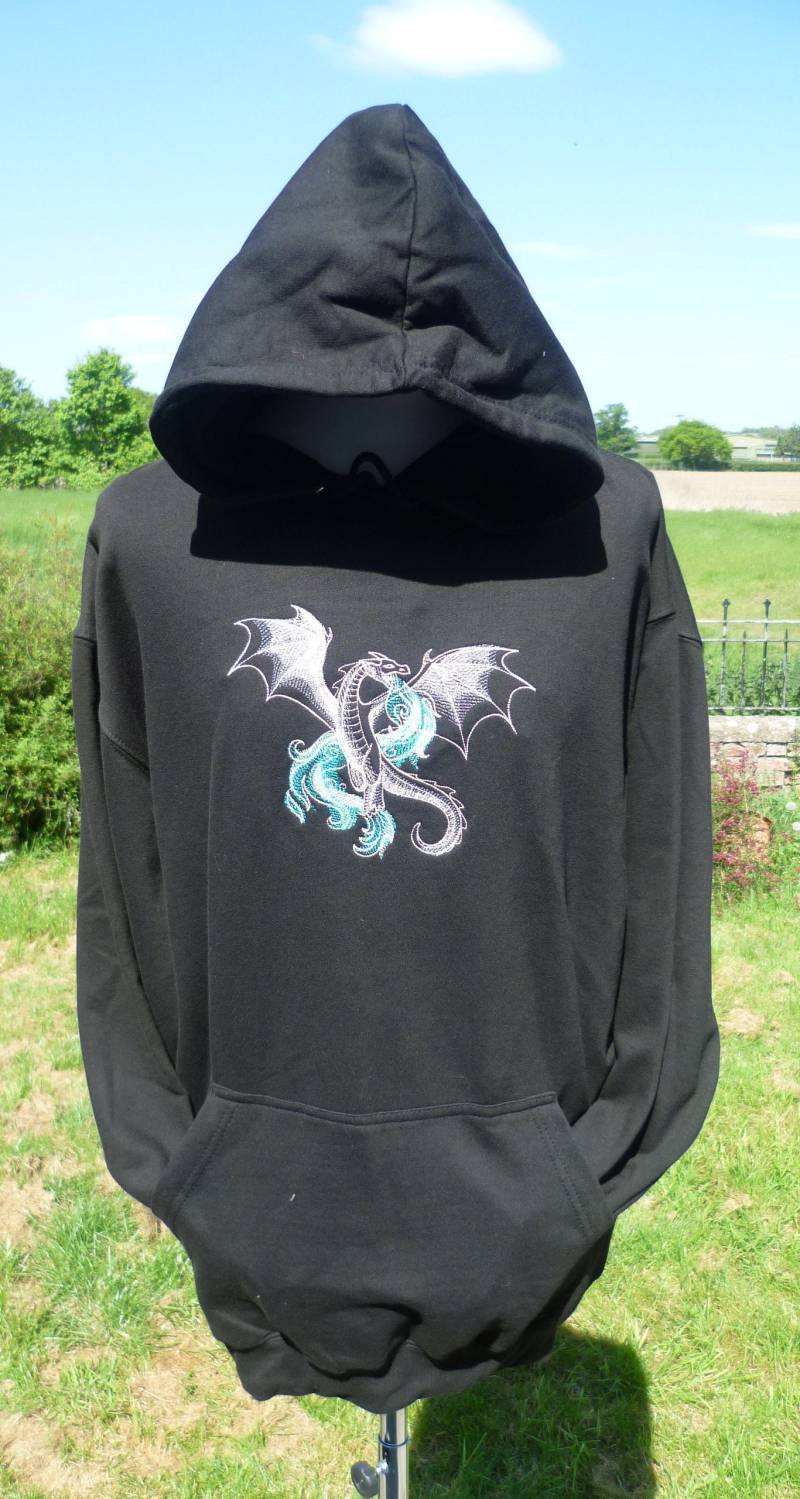 Mystical Dragon Hoodie, Bestickter Glow in The Dark Faden, Ice Xs - 5Xl von WhiteWizardPurpleElf