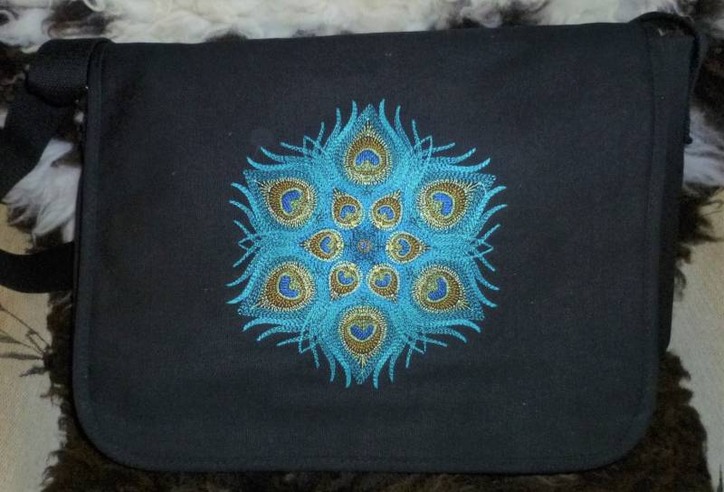 Pfauentasche, Pfauenfeder Umhängetasche, Bestickter Pfau Auf Baumwoll Canvas Tasche von WhiteWizardPurpleElf