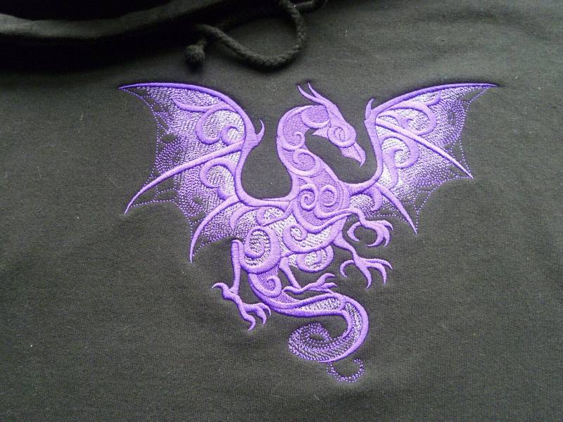 Smoky Dragon Hoodie, Drachen Hoody, Pullover, Bestickter Fantasy Smokey Barock Lacy Purple Flieder, 5xl von WhiteWizardPurpleElf