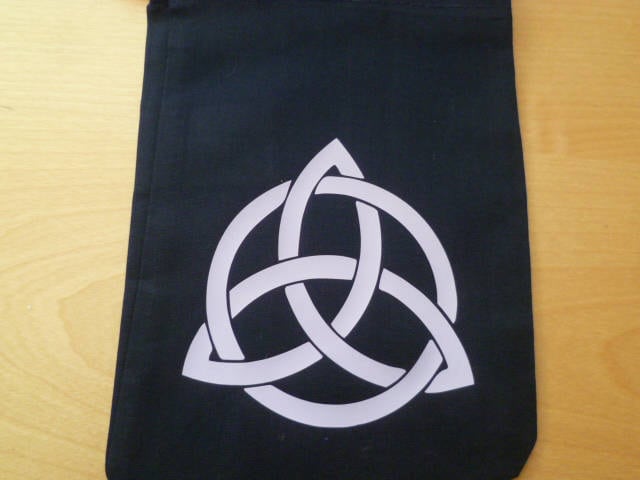 Triquetra Kartentasche, Trinity Knoten Würfeltasche, Kristall Tasche, Tarot Kordelzugbeutel, Klein, 100% Baumwolle. Würfelbeutel von WhiteWizardPurpleElf