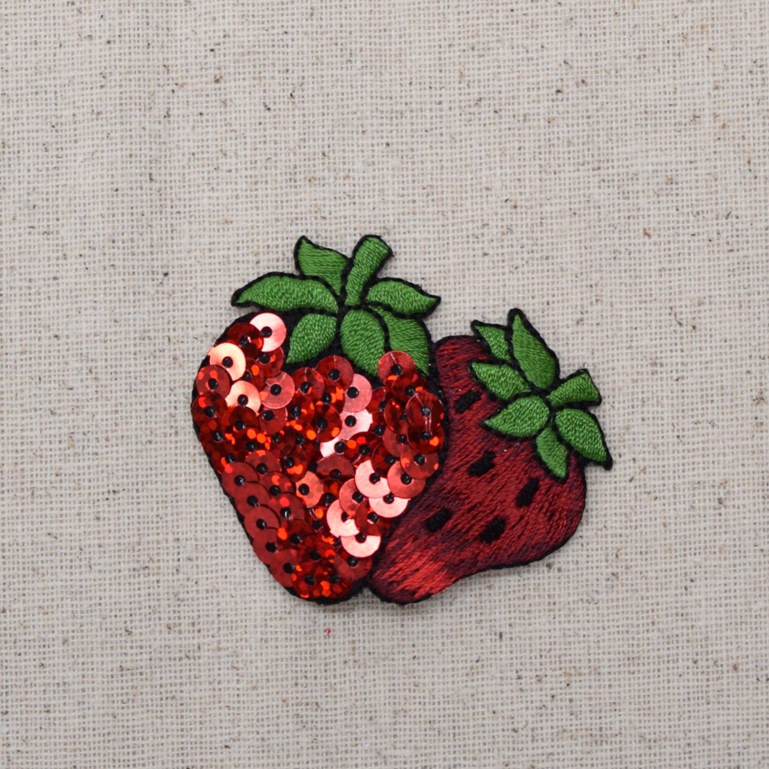 Doppelerdbeere - Zwei Erdbeeren Pailletten Obst Essen Gestickter Aufnäher Zum Aufbügeln 1111292 Doppelerdbeere - Zwei Erdbeeren Pailletten Obst Essen Gestickter Aufnäher Zum Aufbügeln 1111292 von WholesaleApplique