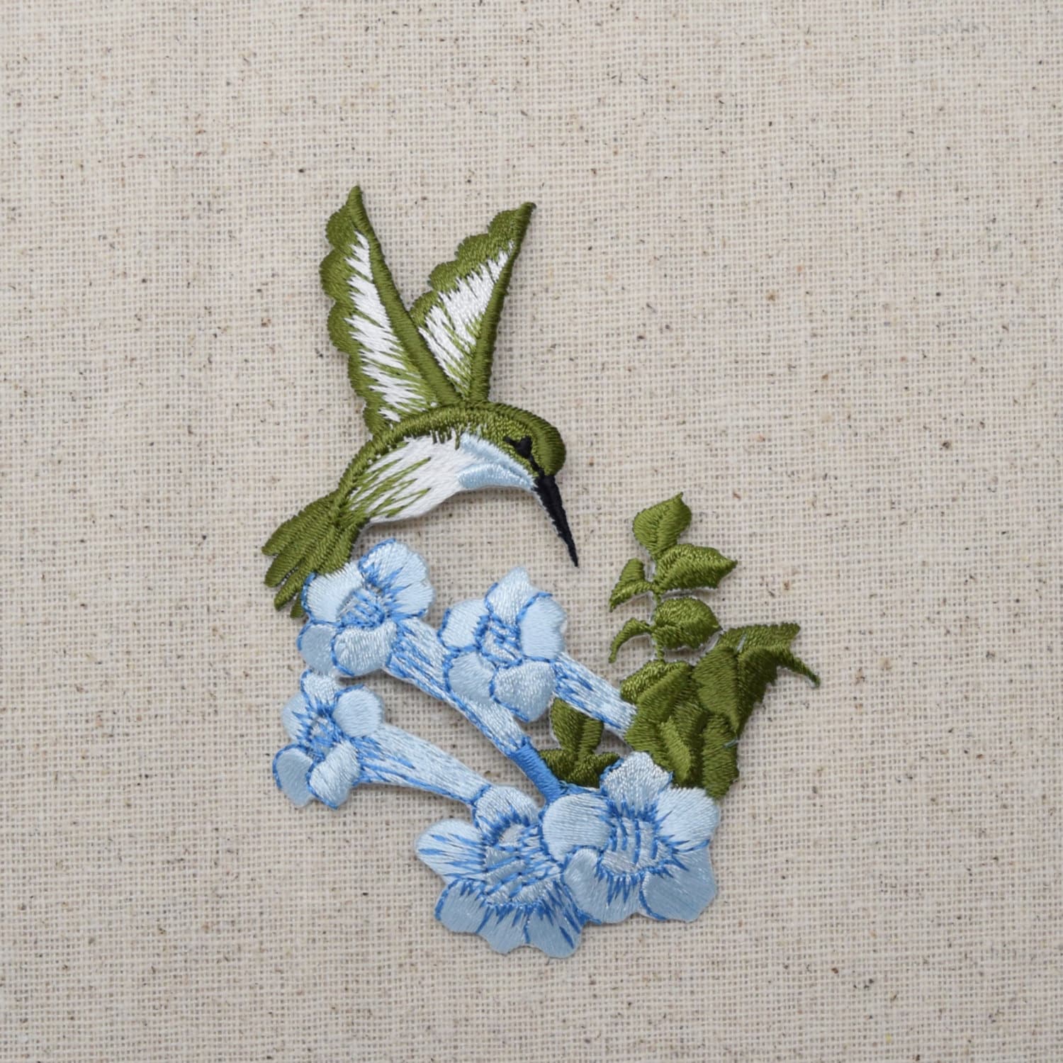 Groß - Blauer Kolibri Hellblaue Blumen Nach Links Oder Rechts Applikation Zum Aufbügeln Gestickter Aufnäher Groß - Blauer Kolibri Hellblaue Blumen Nach Links Oder Rechts Applikation Zum Aufbügeln Gestickter Aufnäher von WholesaleApplique