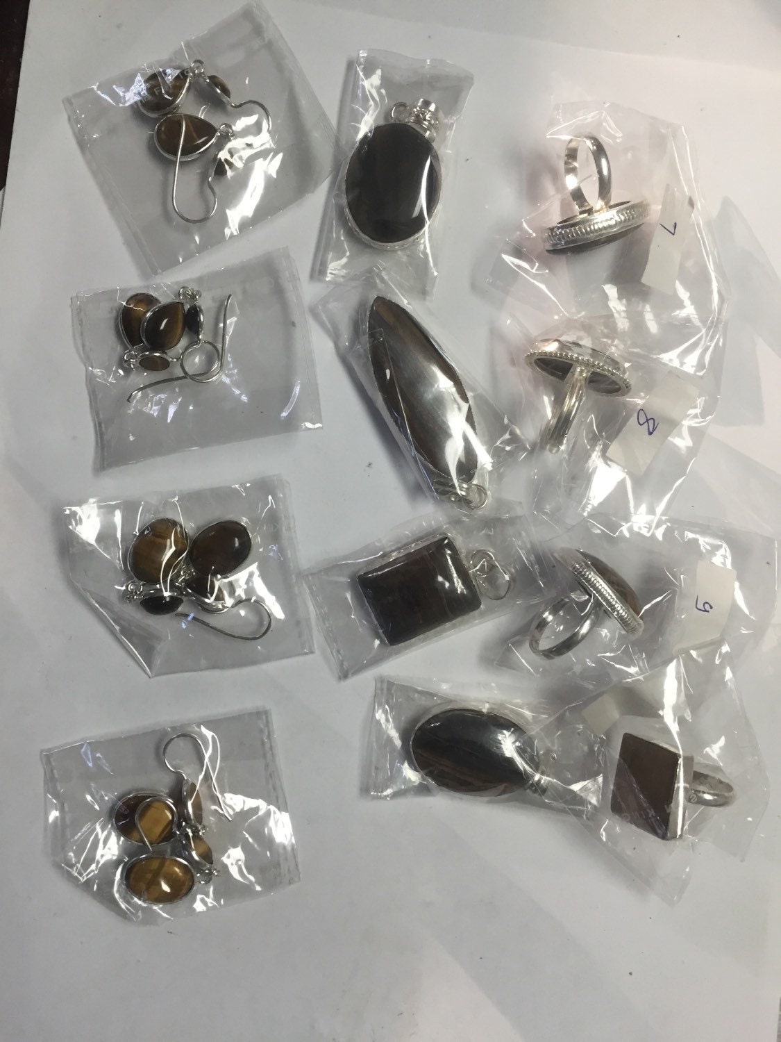 12 Stück 4 Tigerauge Ohrringe Anhänger Und Ringe 12 Stück 4 Tigerauge Ohrringe Anhänger Und Ringe von WholesaleRocksDotBIZ