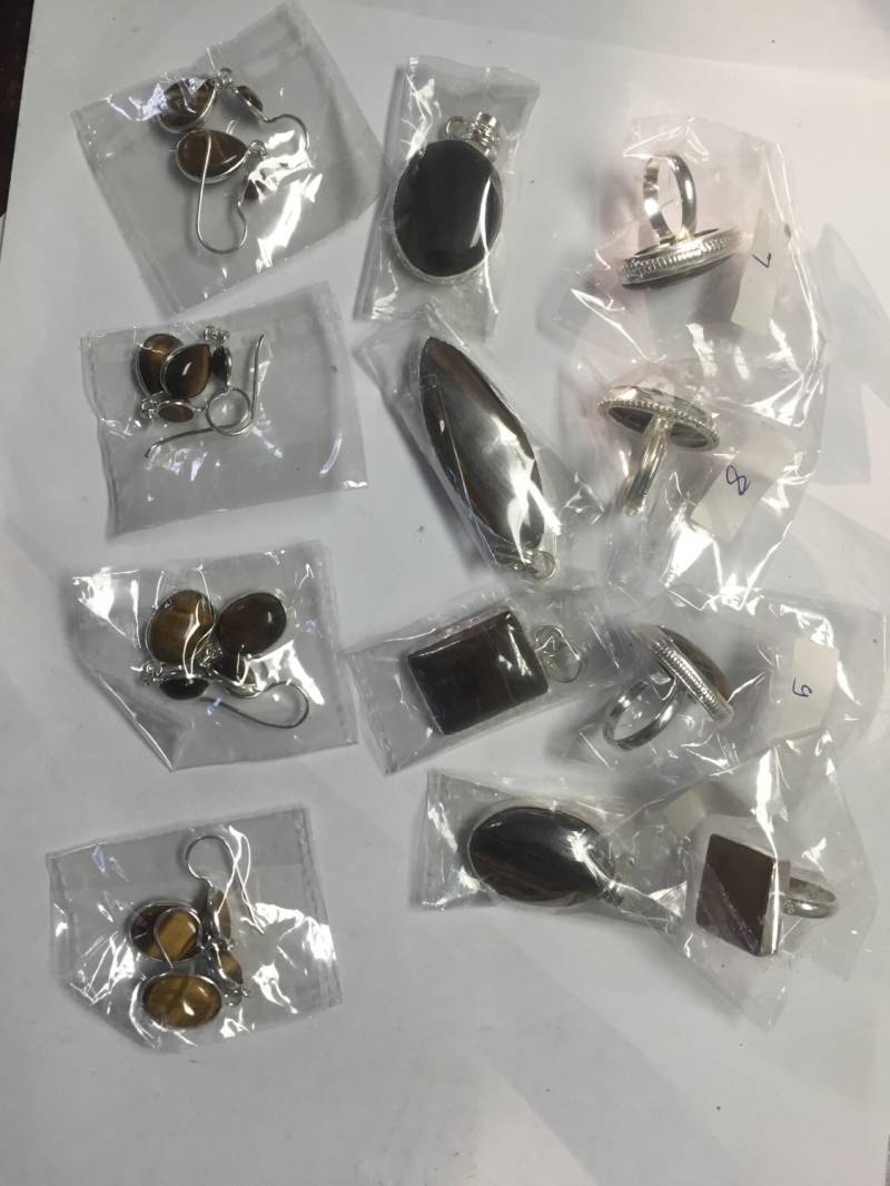 12 Stück 4 Tigerauge Ohrringe Anhänger Und Ringe 12 Stück 4 Tigerauge Ohrringe Anhänger Und Ringe von WholesaleRocksDotBIZ