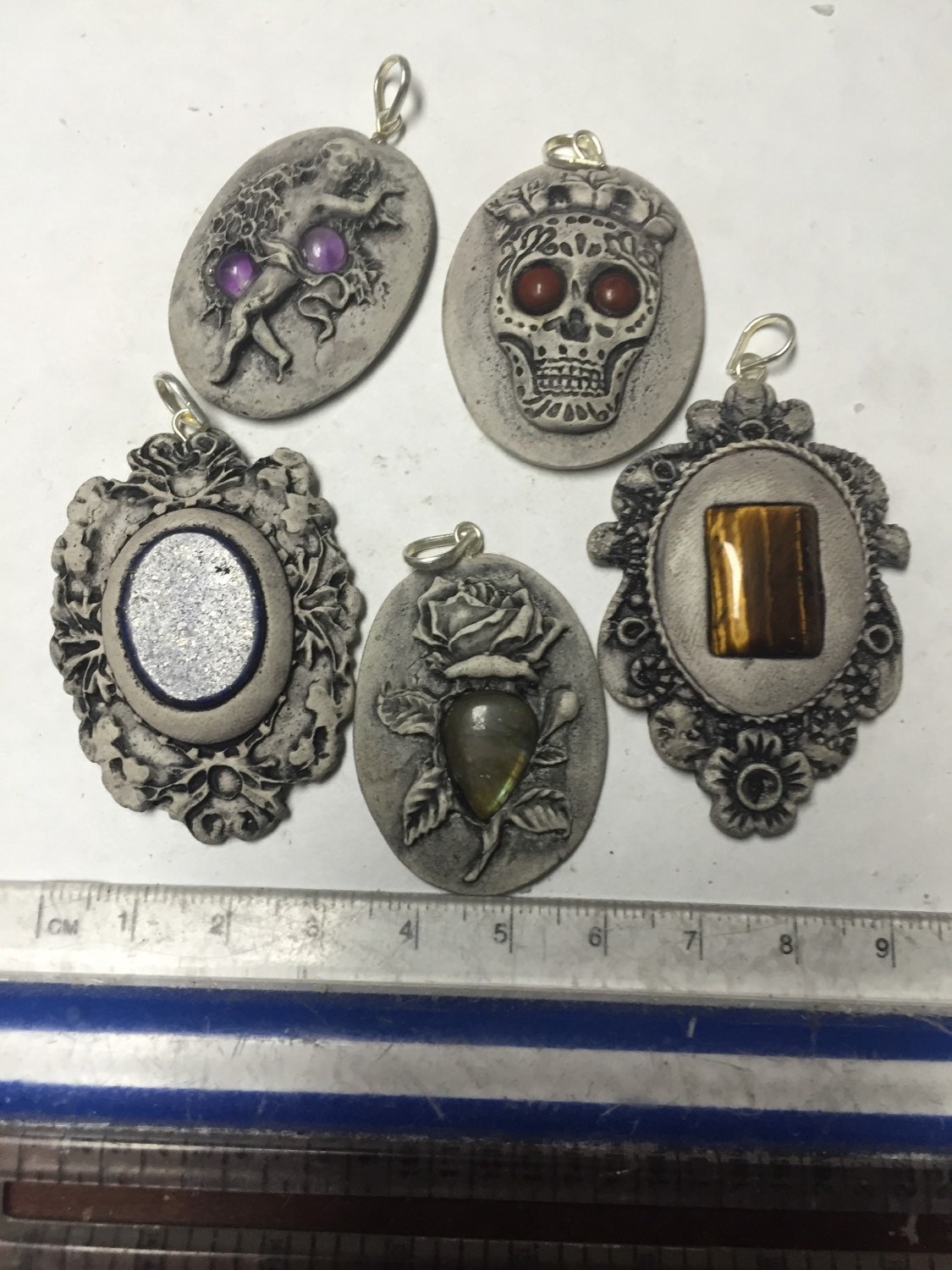 5 Stück Gemischte Steine Mit Clay Cabochon Anhängern 5 Stück Gemischte Steine Mit Clay Cabochon Anhängern von WholesaleRocksDotBIZ