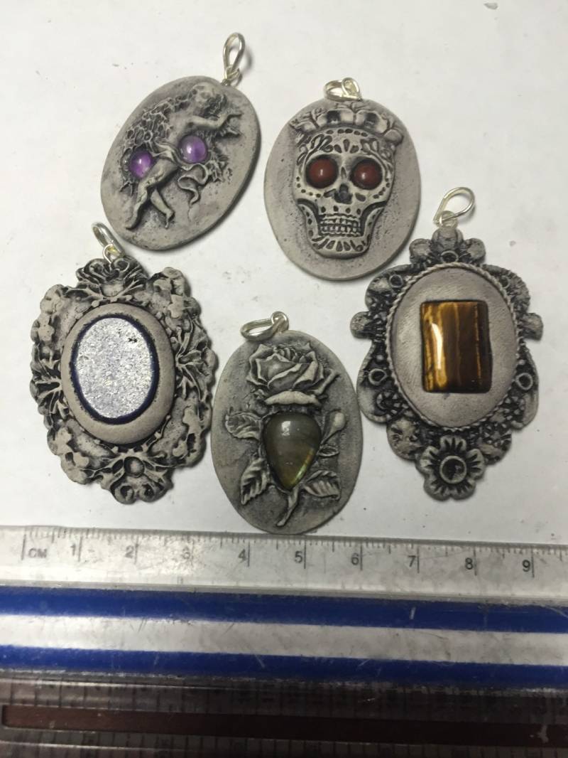 5 Stück Gemischte Steine Mit Clay Cabochon Anhängern 5 Stück Gemischte Steine Mit Clay Cabochon Anhängern von WholesaleRocksDotBIZ