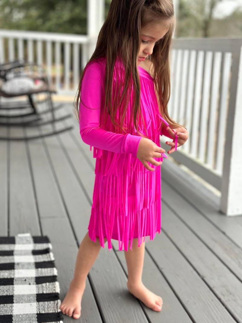 Electric Cowgirl Boho Chic Rodeo Ready Ein-Schulter-Fransenkleid Für Freigeistige Kinder - Erhältlich in Mehreren Farben Und Ärmelstilen von WholesomeGoodsCo