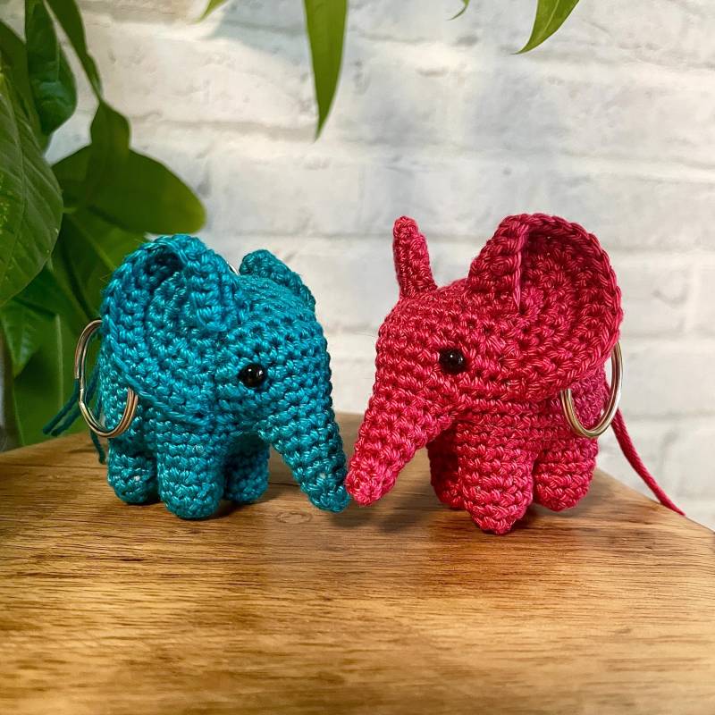 Gehäkelter Elefant Schlüsselanhänger | Crocheted Elephant Amigurumi Keychain Glücksbringer Schutzengel Geschenk Handgemacht von WhyKnotByNP