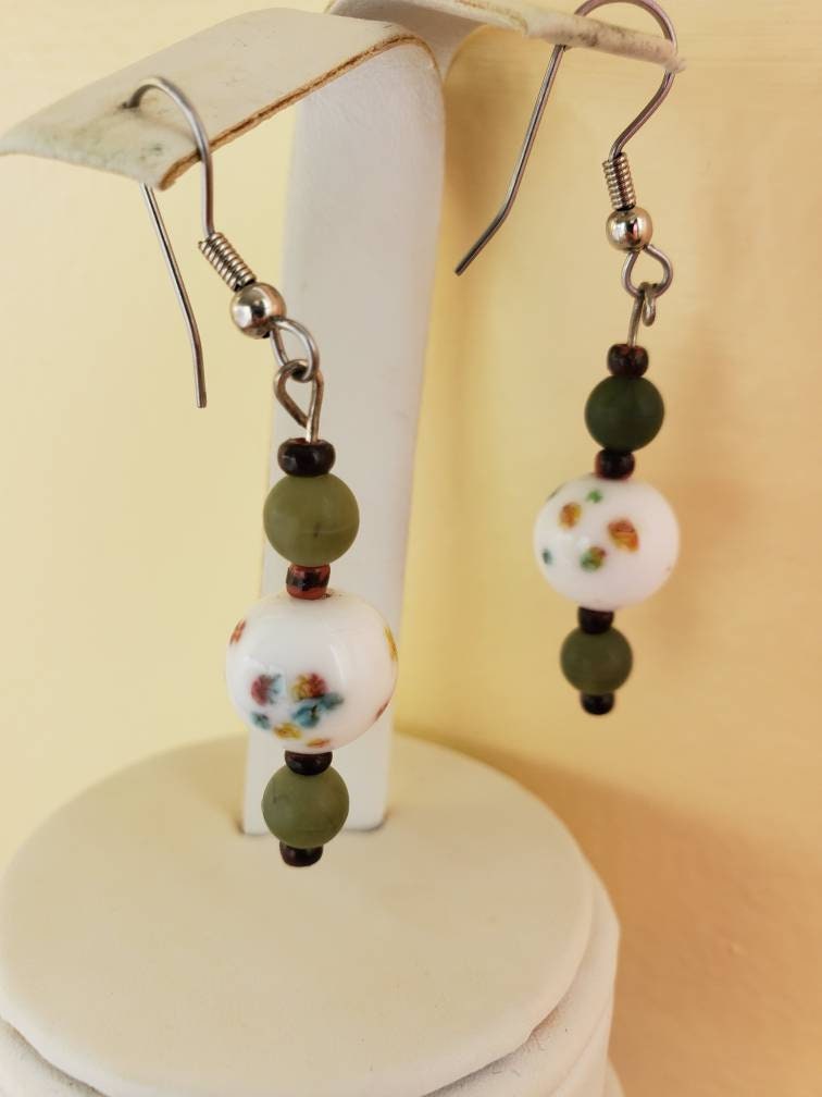 Antike Glas Ohrringe, Milchglas, Boho Schmuck, Floral, Tropfen Ohrringe Weiß Vintage Für Frauen, Baumeln Viktorianisch von WhyWeLoveThePast