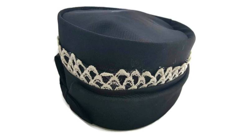 Hell Schwarze Pillbox Mütze Mit Weißer Spitzen Borte Mod Mützen 1960Er Jahre, Vintage von WhyWeLoveThePast