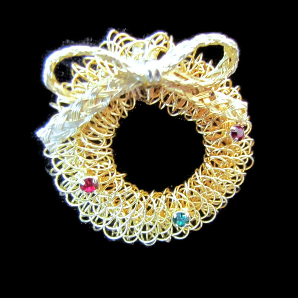 Vintage Weihnachtskranz Brosche, Pin, Golddraht Mesh Mantel Pin Urlaub Schmuck von WhyWeLoveThePast