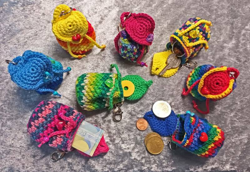 Kleiner Rucksack Schlüsselanhänger Taschenbaumler Aufbewahrung Münzen Geldgeschenk Gehäkelt Mit Liebe in Handarbeit Gefertigt Aumigurumi von WichtelKreationen2
