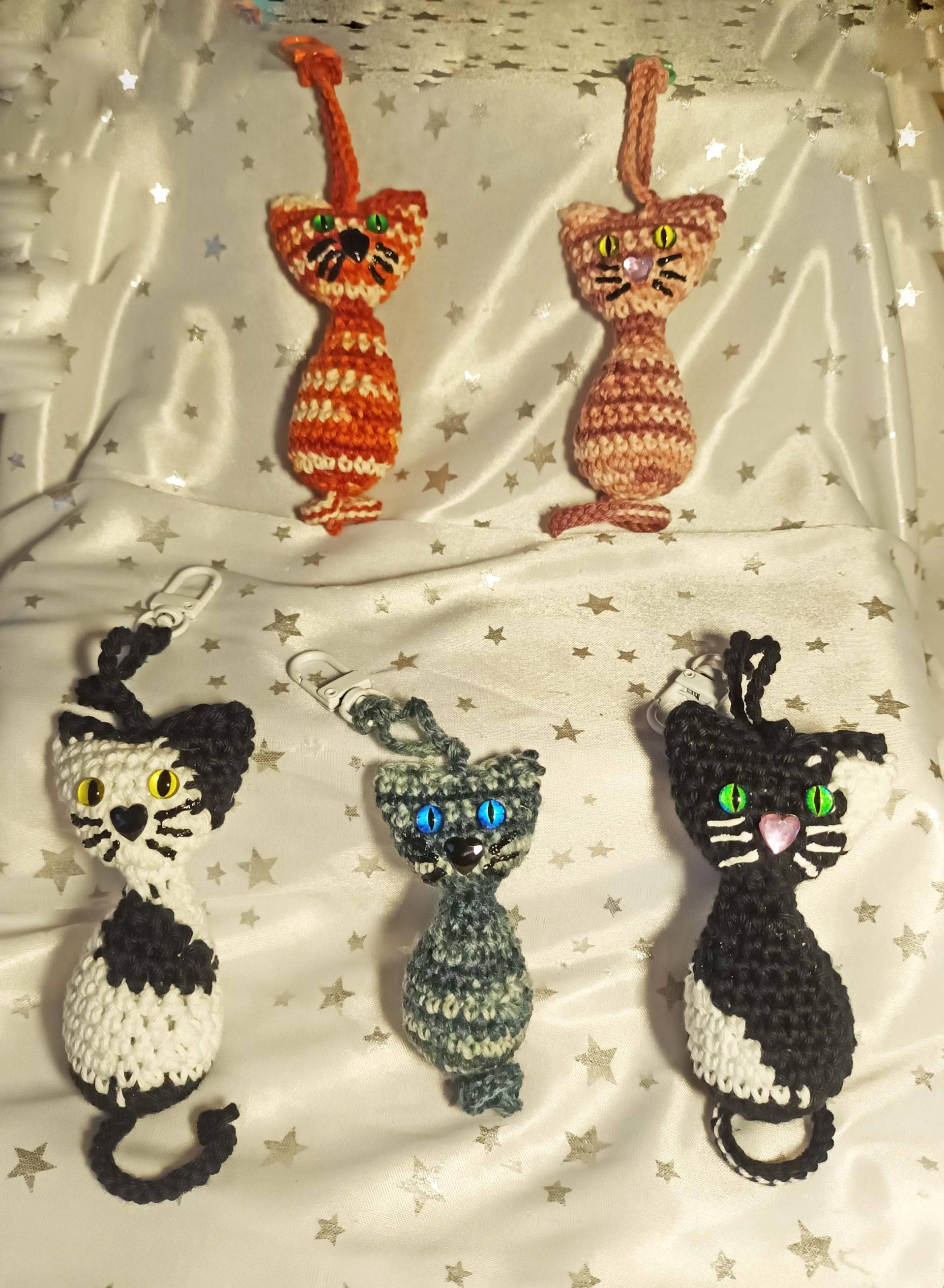 Niedliche Glückskatzen Katzen Glückswürmchen Sorgenwürmchen Schlüssel-Anhänger Taschenbaumler Mit Extra Viel Liebe Handgemacht Aumigurumi Niedliche Glückskatzen Katzen Glückswürmchen Sorgenwürmchen Schlüssel-Anhänger Taschenbaumler Mit Extra Viel Liebe Handgemacht Aumigurumi von WichtelKreationen2