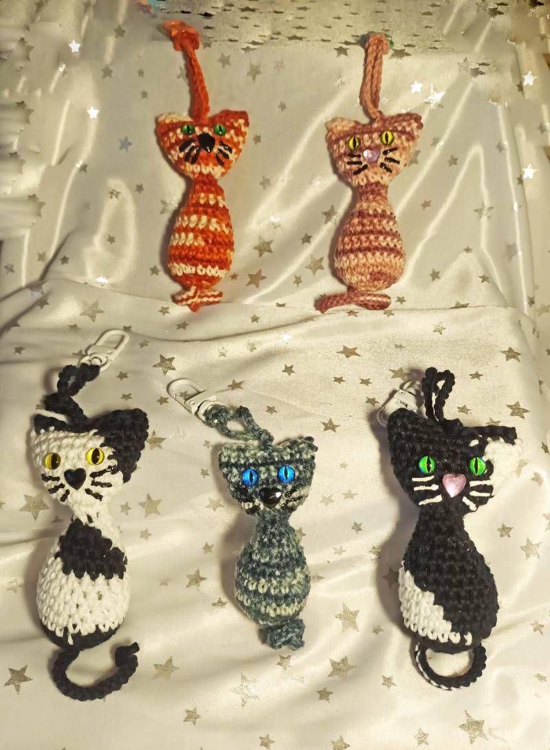Niedliche Glückskatzen Katzen Glückswürmchen Sorgenwürmchen Schlüssel-Anhänger Taschenbaumler Mit Extra Viel Liebe Handgemacht Aumigurumi Niedliche Glückskatzen Katzen Glückswürmchen Sorgenwürmchen Schlüssel-Anhänger Taschenbaumler Mit Extra Viel Liebe Handgemacht Aumigurumi von WichtelKreationen2