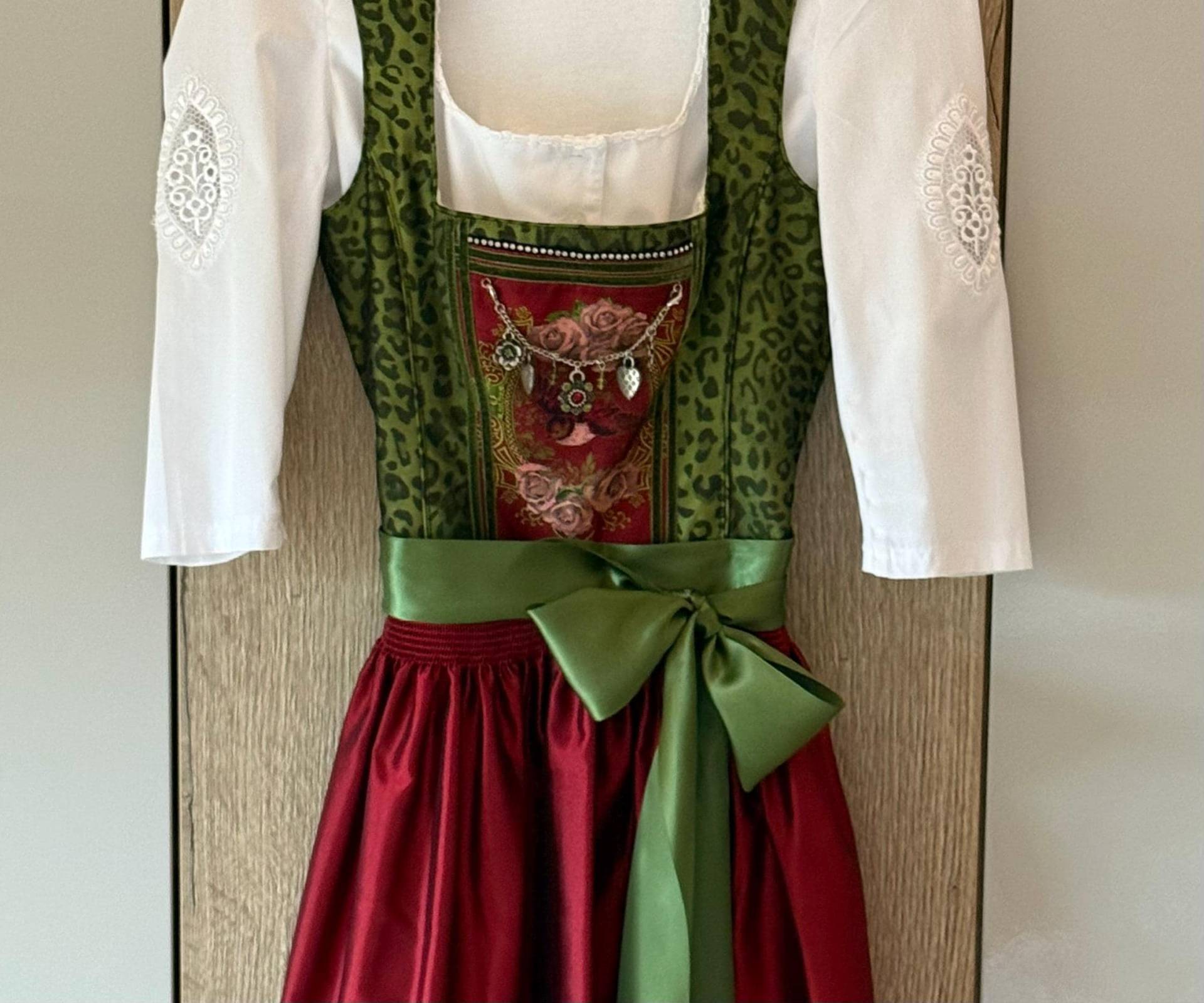 Dirndl Country Line Größe 34 Grün/Schwarz, Weinrote Schürze, Weiße Bluse 36 Dirndl Country Line Größe 34 Grün/Schwarz, Weinrote Schürze, Weiße Bluse 36 von Wichtelboutique
