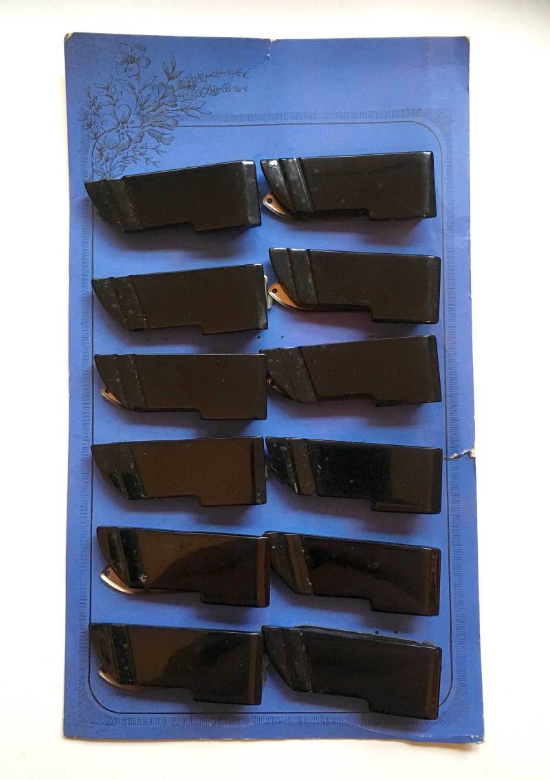Art Deco 12 Geschnitzte Schwarze Bakelit Clips Karte Original Display 1930Er Jahre Vintage - Sammlerstück Art Deco 12 Geschnitzte Schwarze Bakelit Clips Karte Original Display 1930Er Jahre Vintage - Sammlerstück von WickedCrafts