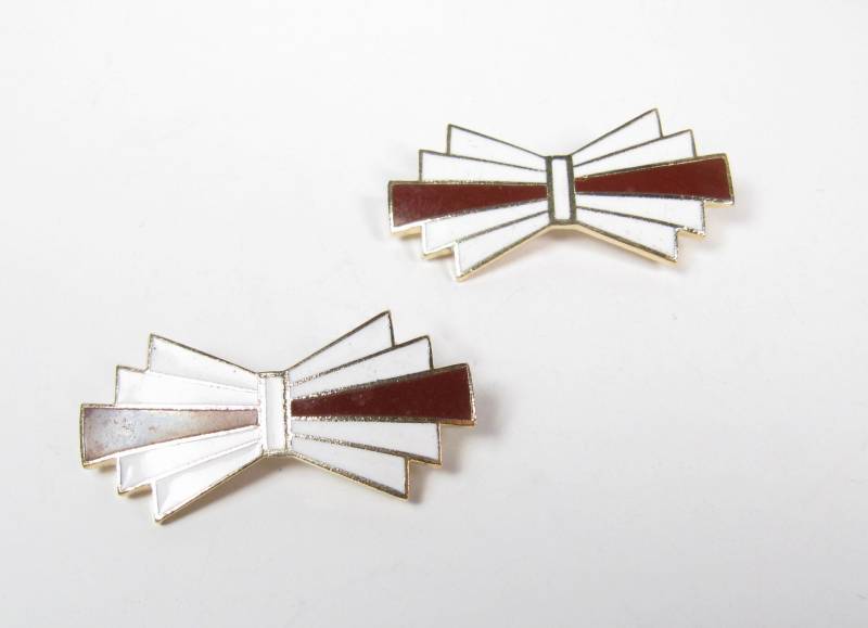 Die Original Emaille Pin Vintage Art Deco Stil Schleife Pins Set Von 2 Rot Weiß Gold Die Original Emaille Pin Vintage Art Deco Stil Schleife Pins Set Von 2 Rot Weiß Gold von WickedCrafts