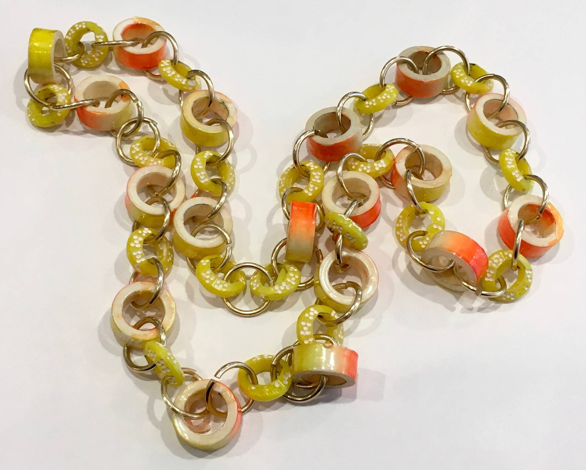 Neon Gelb & Orange Hartplastik Kreis Und Messing Ring Halskette von WickedCrafts