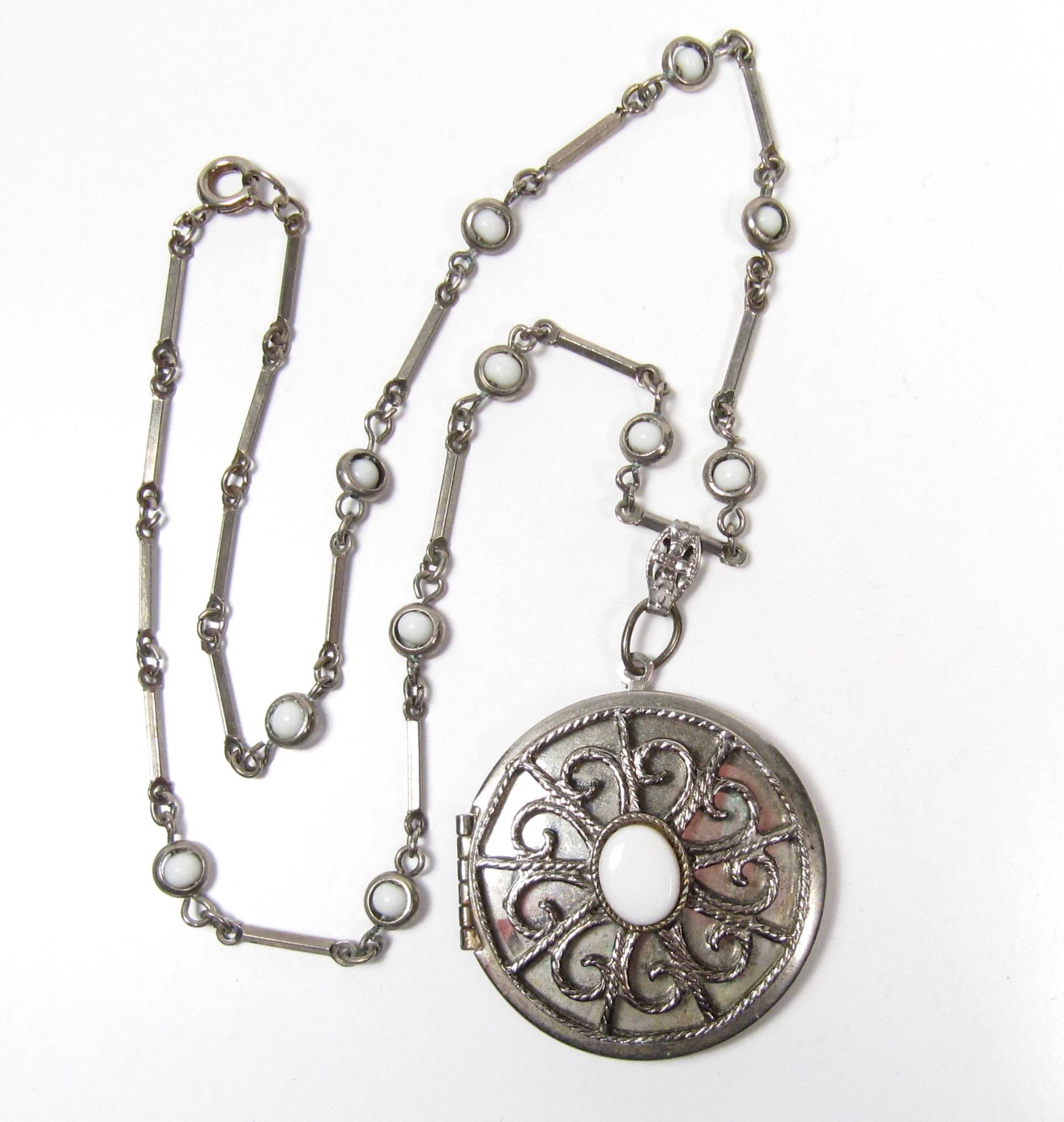 Scroll Silber Ton Design Weiß Glas Foto Medaillon Kette Halskette Der 1960Er Jahre Vintage von WickedCrafts
