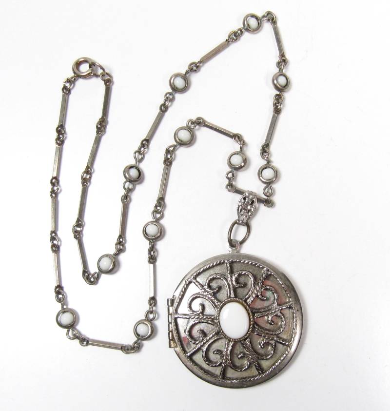 Scroll Silber Ton Design Weiß Glas Foto Medaillon Kette Halskette Der 1960Er Jahre Vintage von WickedCrafts