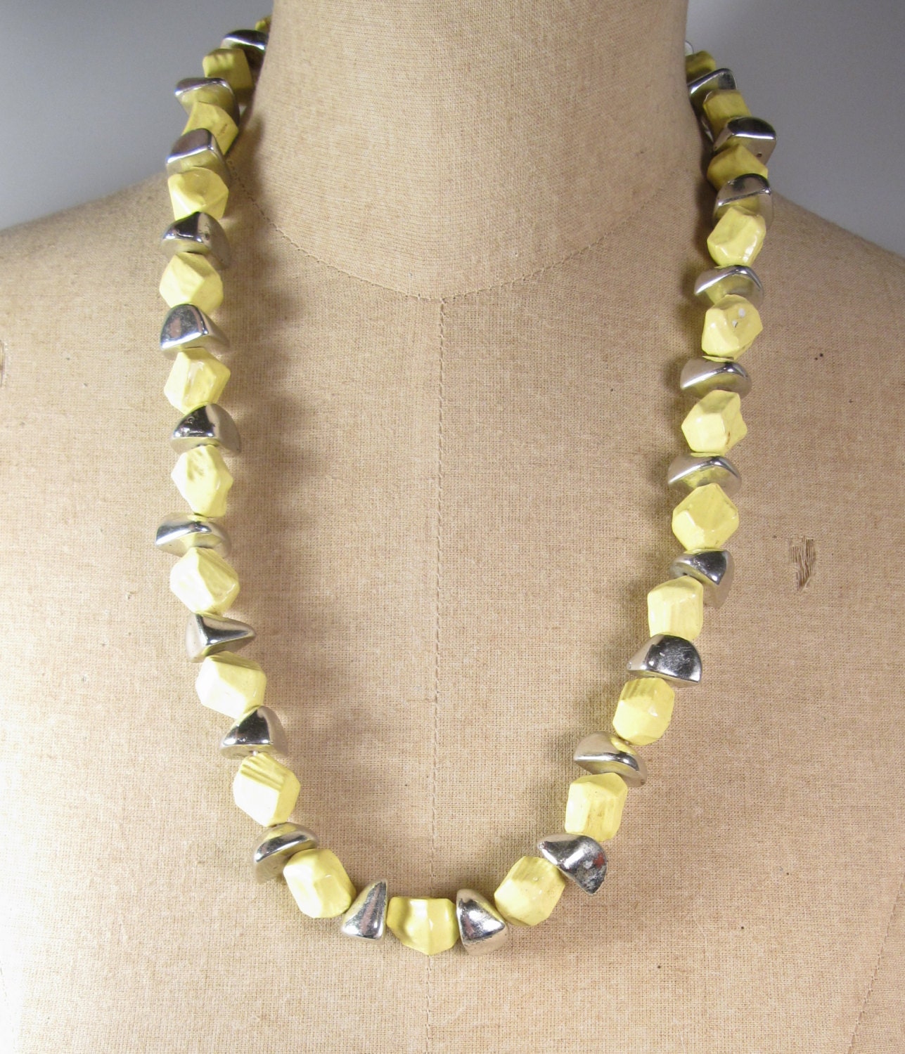 Vintage Blass Gelb & Lucite Chrom Rock Perle Halskette 1950Er Jahre 60Er Retro 24" von WickedCrafts
