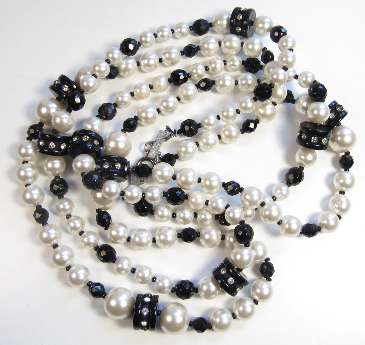 Vintage Faux Weiße Perle Schwarz Kristall & Lucite W Strass Chunky Halskette von WickedCrafts