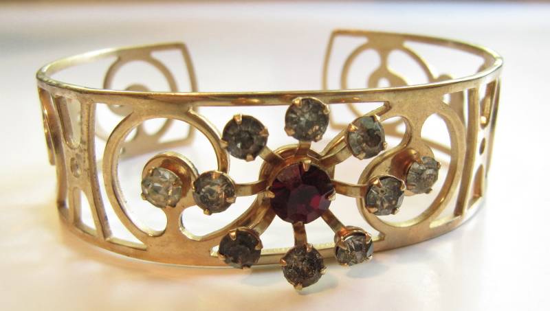 Vintage Gold Ton Manschette Armband Strass Zentrum Blume 3/4" Breit Kostüm Vtg Vintage Gold Ton Manschette Armband Strass Zentrum Blume 3/4" Breit Kostüm Vtg von WickedCrafts