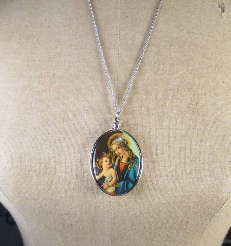 Vintage Religiöse Deutsche Kunststoff Jungfrau Maria Madonna Kind Halskette 24" Kette Vintage Religiöse Deutsche Kunststoff Jungfrau Maria Madonna Kind Halskette 24" Kette von WickedCrafts