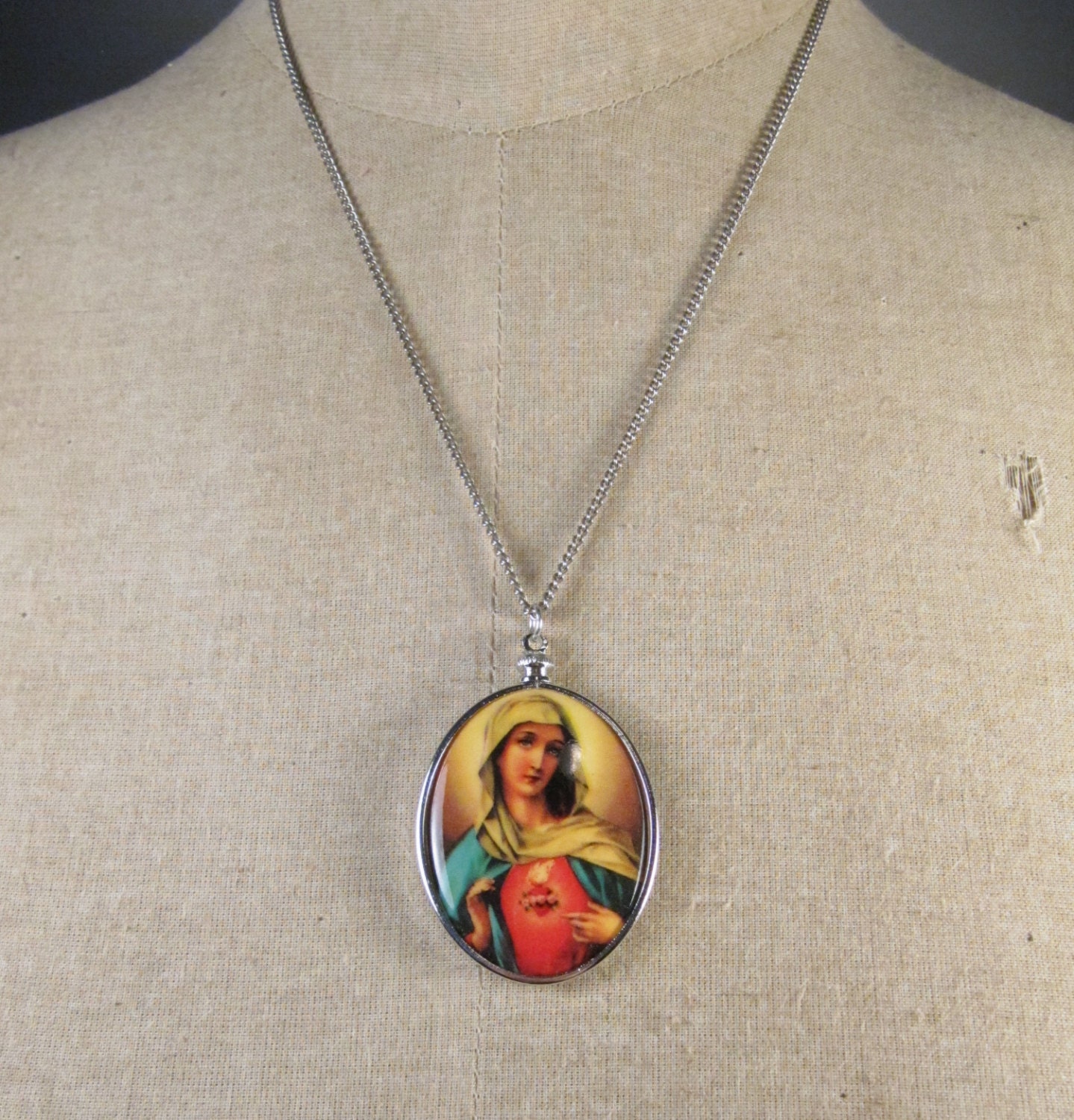 Vintage Religiöse Deutsche Kunststoff Jungfrau Maria Makellose Herz Halskette 18" Kette von WickedCrafts