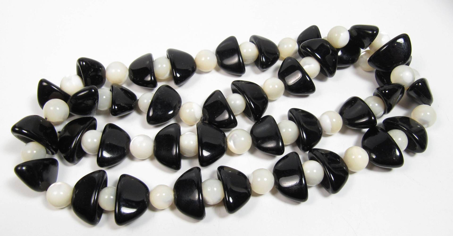 Vintage Schwarze Onyx & Perlmutt Perlen Halskette 28" 114 Gramm Vtg von WickedCrafts