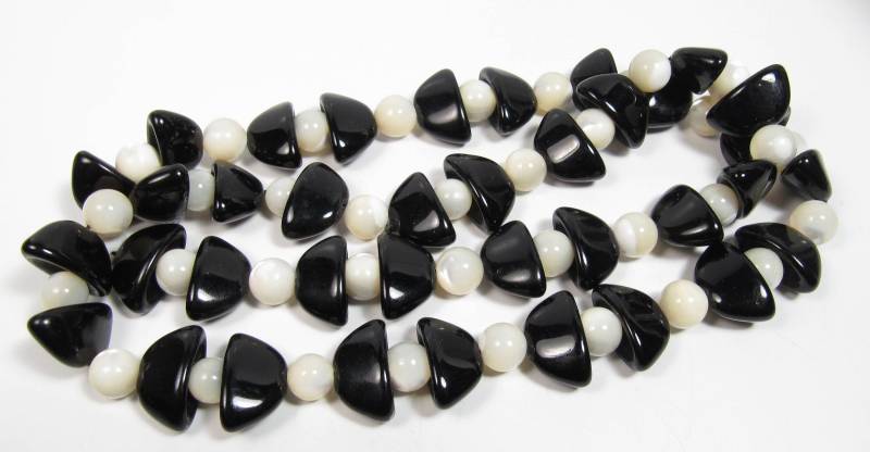 Vintage Schwarze Onyx & Perlmutt Perlen Halskette 28" 114 Gramm Vtg Vintage Schwarze Onyx & Perlmutt Perlen Halskette 28" 114 Gramm Vtg von WickedCrafts