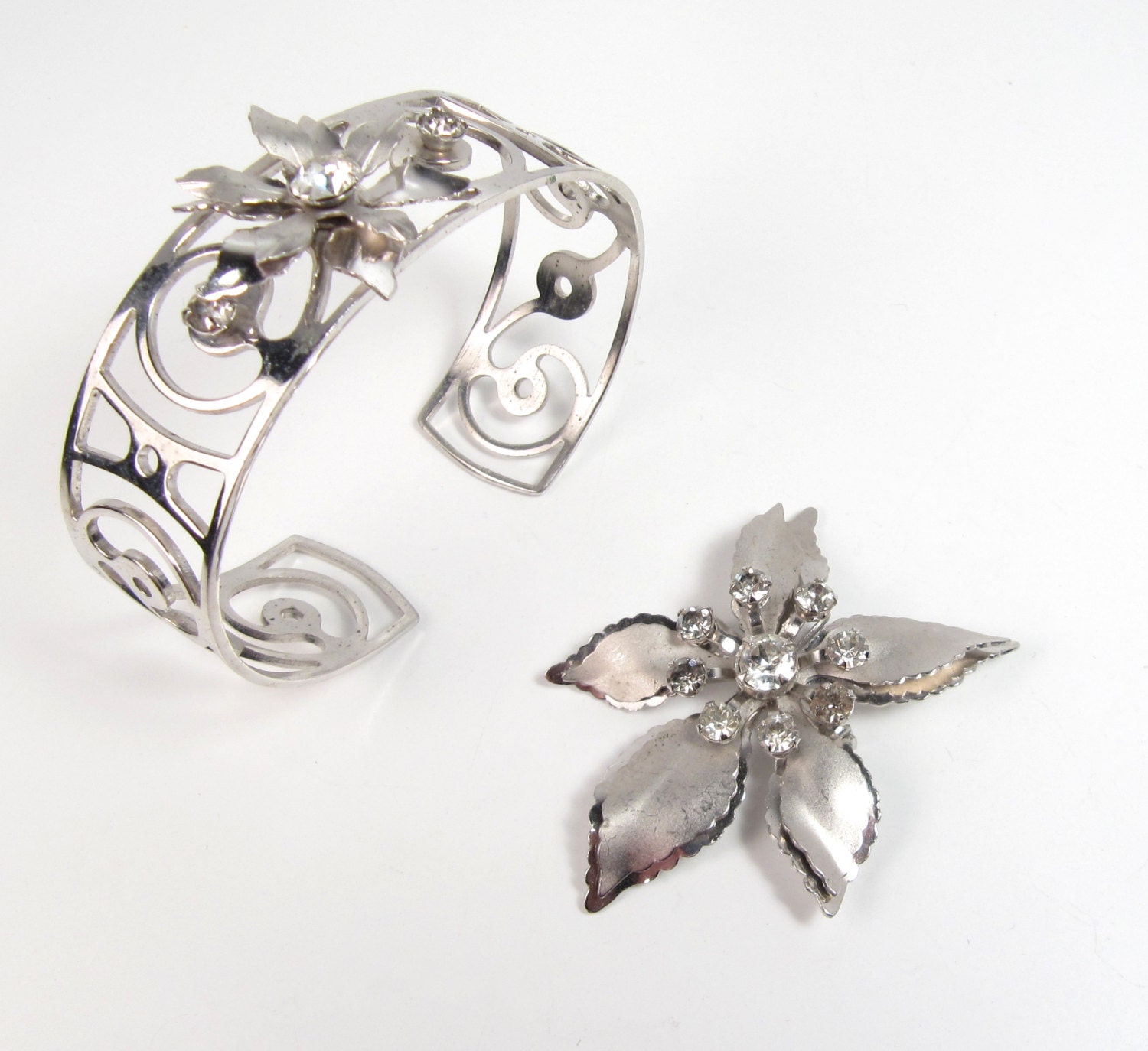 Vintage Silber Ton Strass Blume Brosche Anhänger & Manschette Armband Set Viel von WickedCrafts