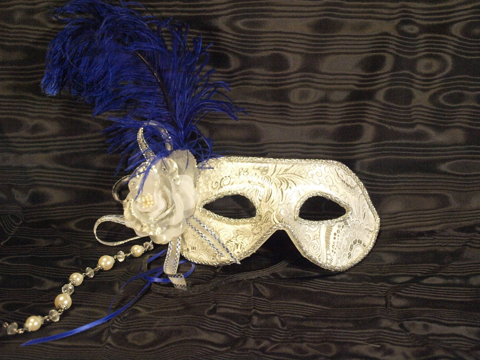 Die Perl-Maske | Weiße Brokat Maske Mit Blauem Rand Die Perl-Maske | Weiße Brokat Maske Mit Blauem Rand von WickedMoonMasquerade