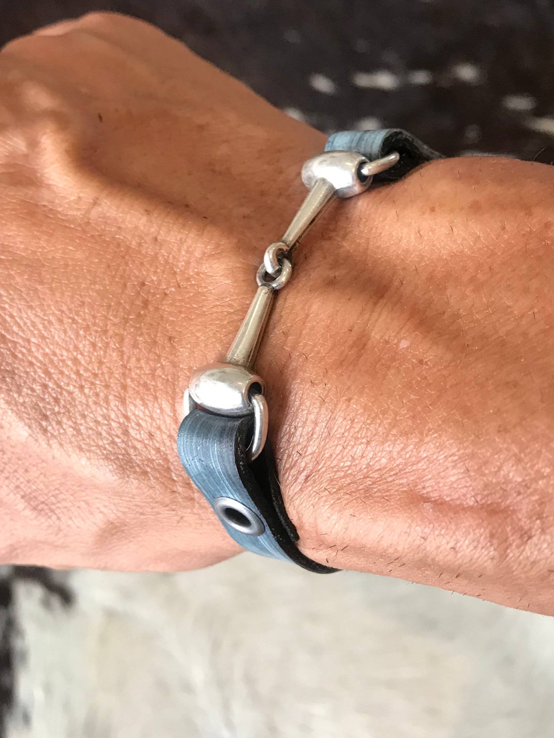 Silberne Schnüffelbisse Auf Grauem Pinselstrich Lederband Mit Magnetverschluss von WickedPonybyChris