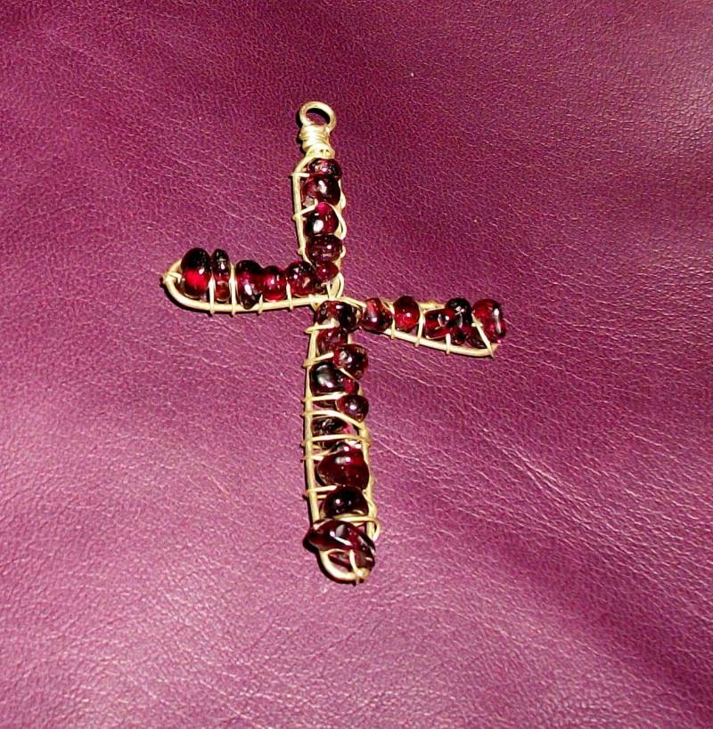 sterling Silber Granat Chip Wirewrapped Anhänger, Kreuz, Edelstein, Anhänger von WickedlyWired